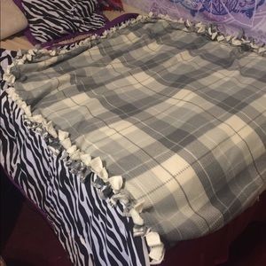 6ft Tie Knot Blanket; Gray Plaid design & Cream